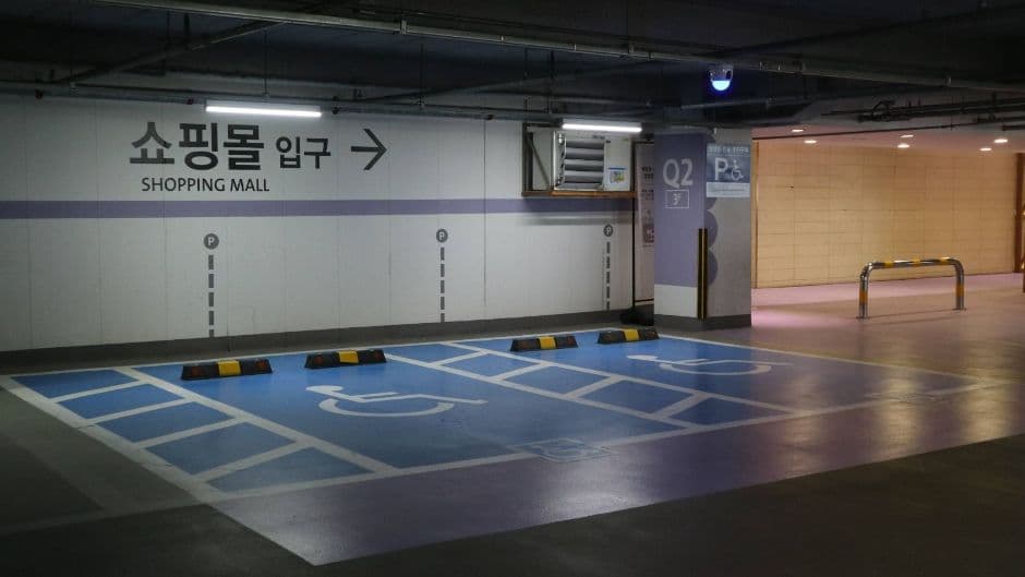 카페아고_3층 장애인 주차장 전경