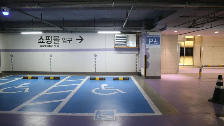 카페아고_3층 출입구 바로 옆 장애인 주차장