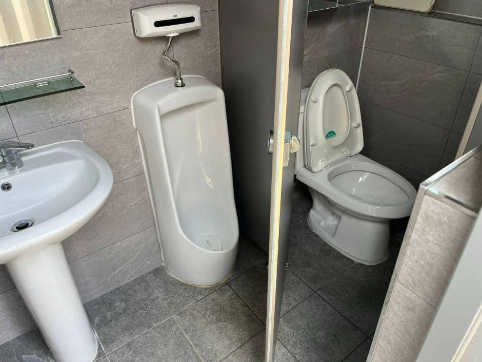 액션커피앤브런치 외부 화장실 내부