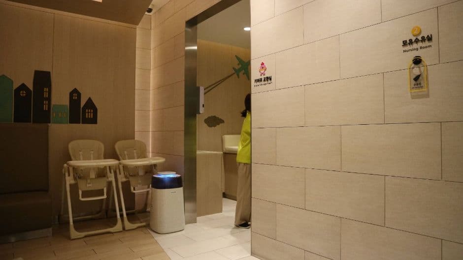 소롯_3층 중앙에 위치한 수유실 내부 기저귀교환실과 유아의자