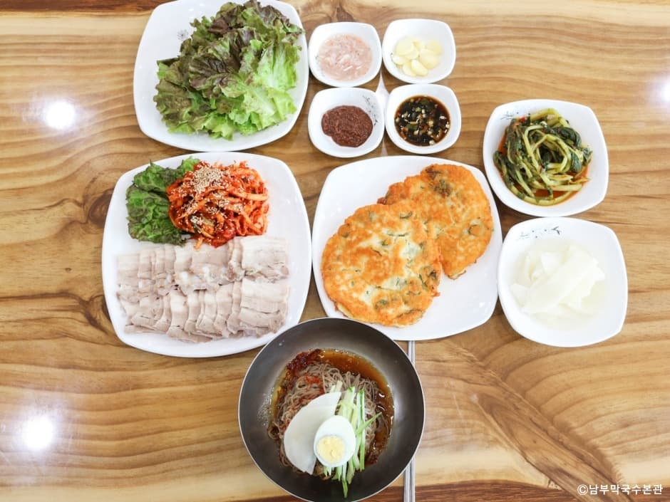 이운성_강원도_춘천시_남부막국수본관_음식1
