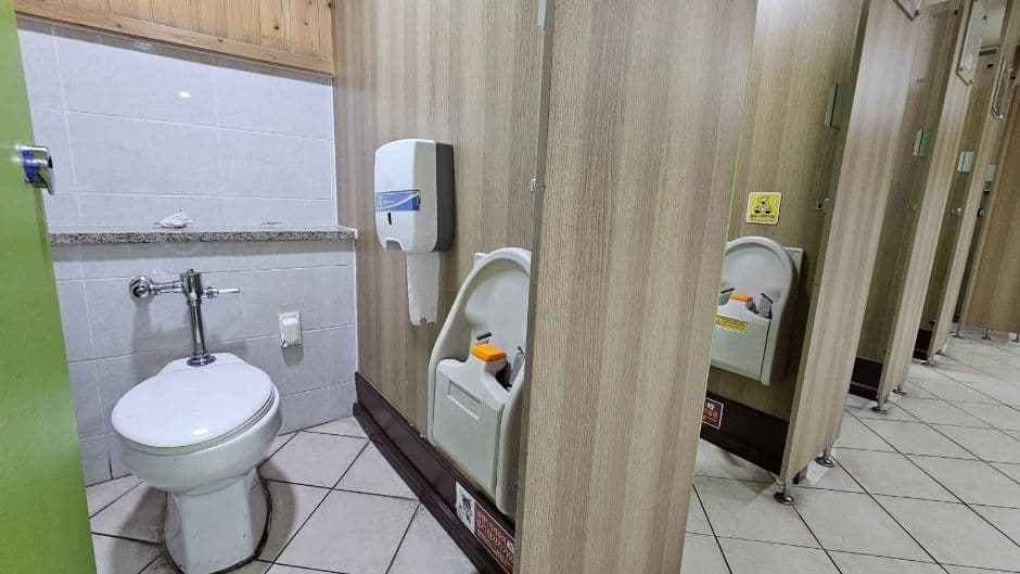 커피니_목포역점_장애인화장실유아보호의자