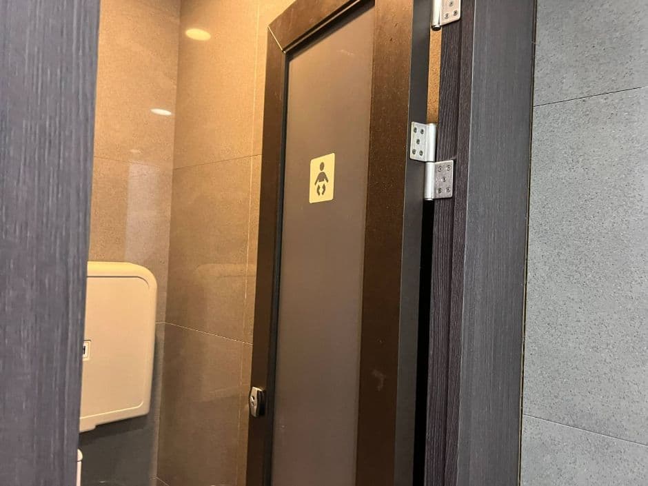 황남빵_화장실 맨 안쪽 유아용 시설표시