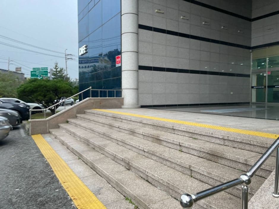 장어의힘터_주출입구 계단