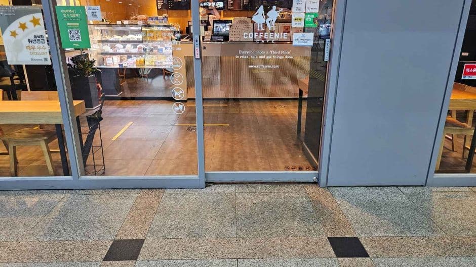 커피니_목포역점_출입구