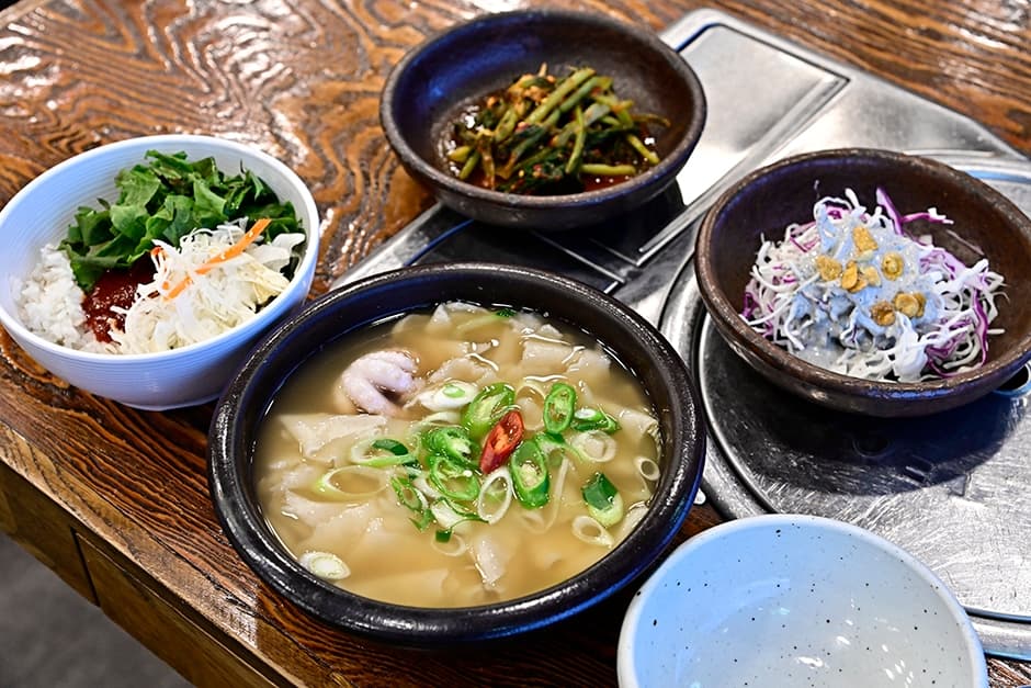 경상남도_창원시_신월낙지한마리수제비_음식_01