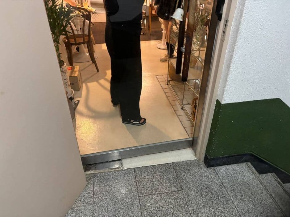 카페 원오프_입구