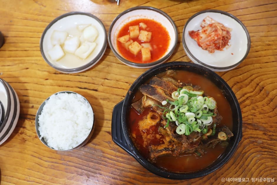 전라북도_전주시_엄가네시골집 24시얼큰한뼈해장국_음식_1
