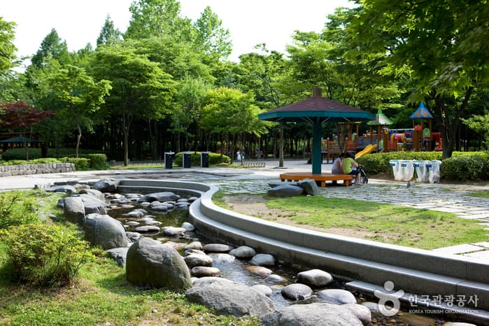 Maeheon Citizen's Forest (매헌시민의 숲)