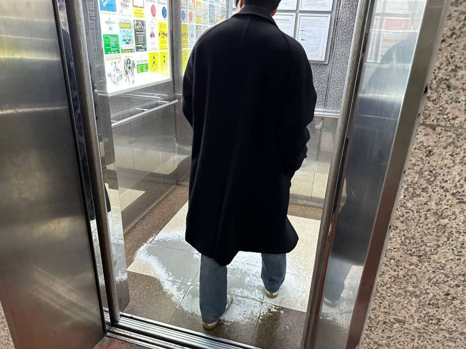 엘리베이터 내부