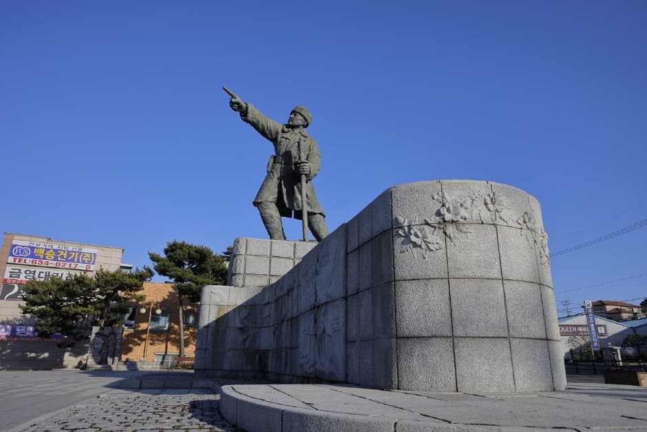 김좌진장군동상-03