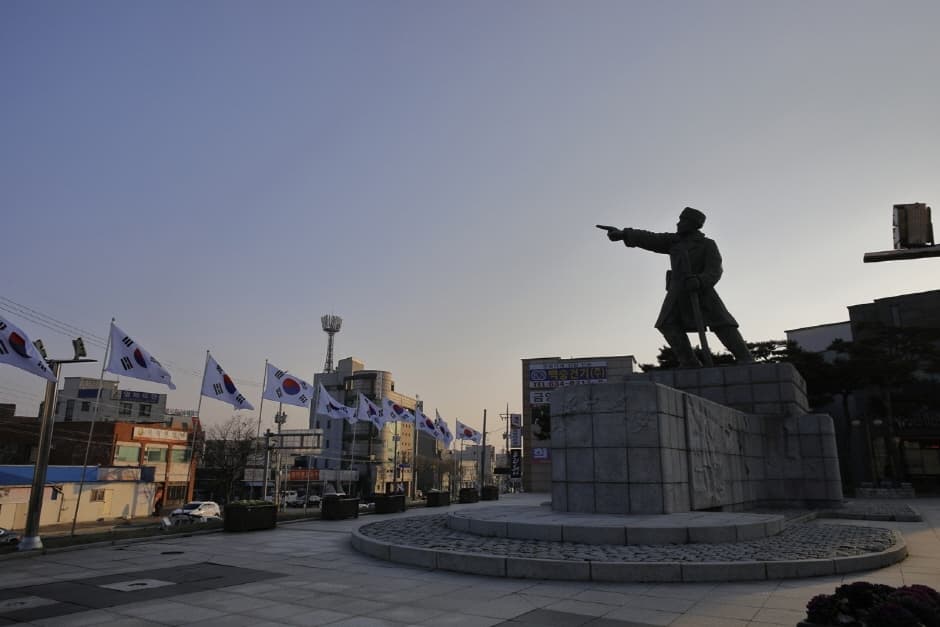 김좌진장군동상-05