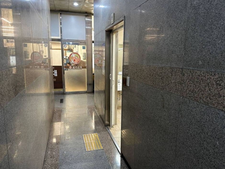 화장실 출입구_식당 쪽문으로 나온 후 바로 앞에 위치