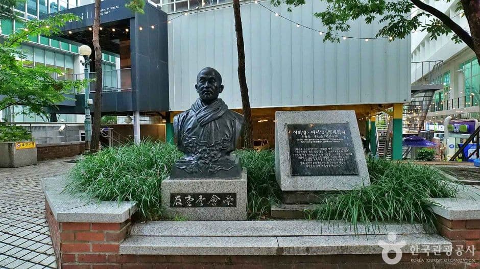 서울_우당 이회형 선생 흉상 (1)