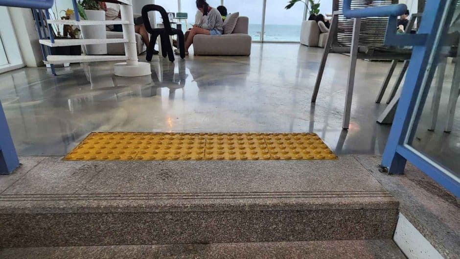 웨일라잇_계단점자블록