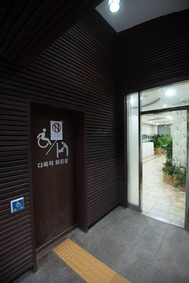 조령제1관문_관광안내소 인근 장애인화장실 (점자블록, 자동문)
