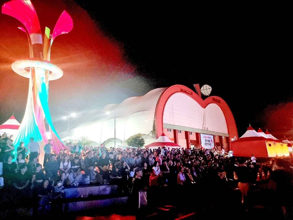 Red Food Festival (장수한우랑사과랑축제)